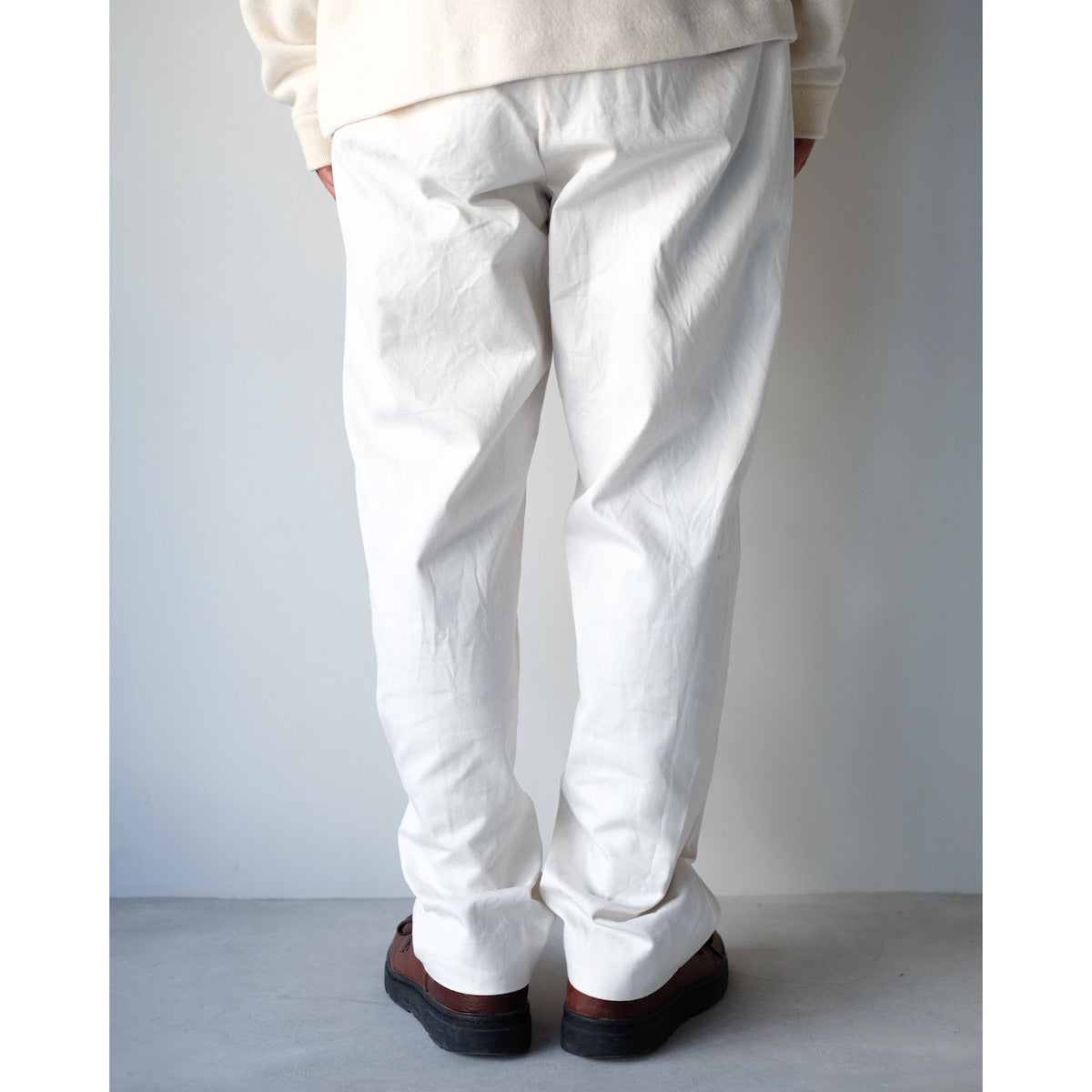 YAECA / Tuck Tapered Chino / WHITE