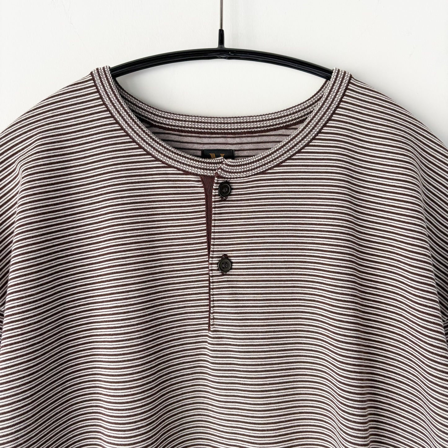 BATONER / Browsing Henley Neck T-Shirt / BROWN x IVORY