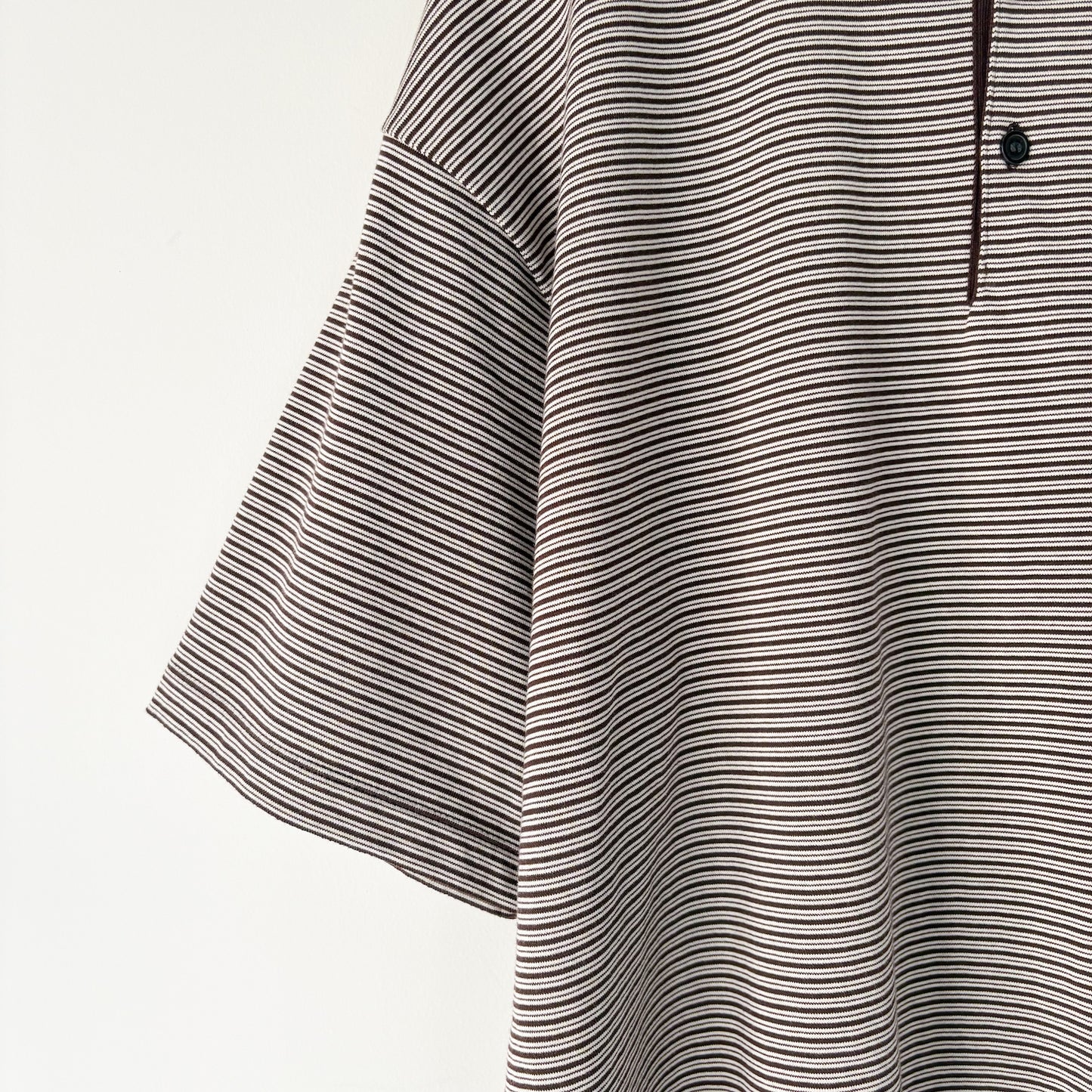 BATONER / Browsing Henley Neck T-Shirt / BROWN x IVORY