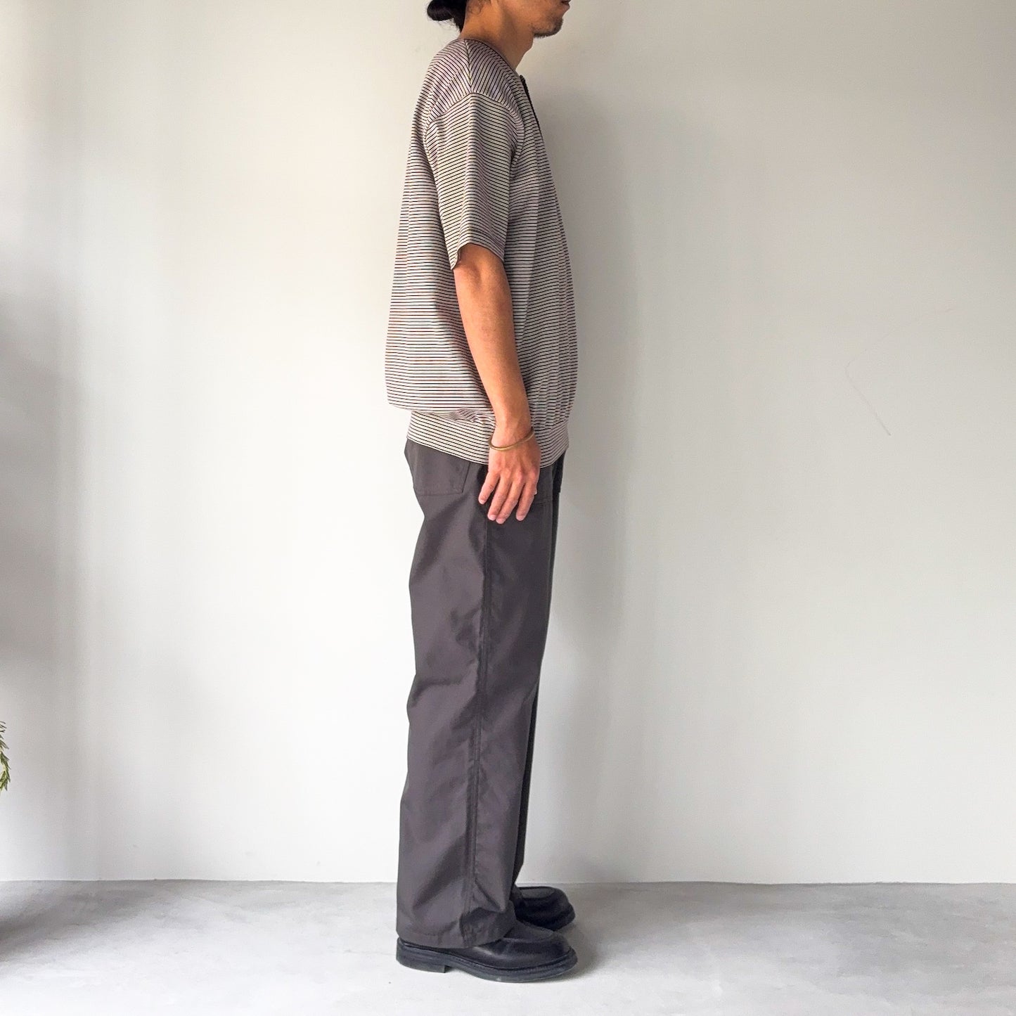BATONER / Browsing Henley Neck T-Shirt / BROWN x IVORY