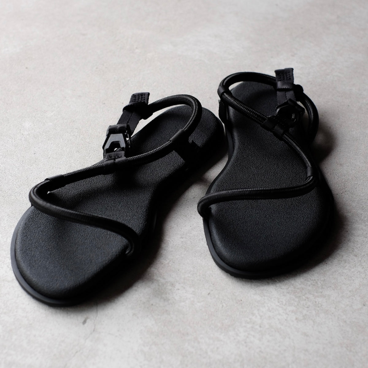 AM / String Sandals
