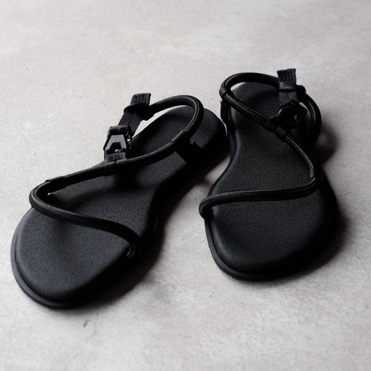 AM / String Sandals