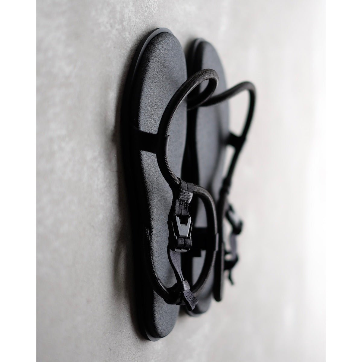 AM / String Sandals