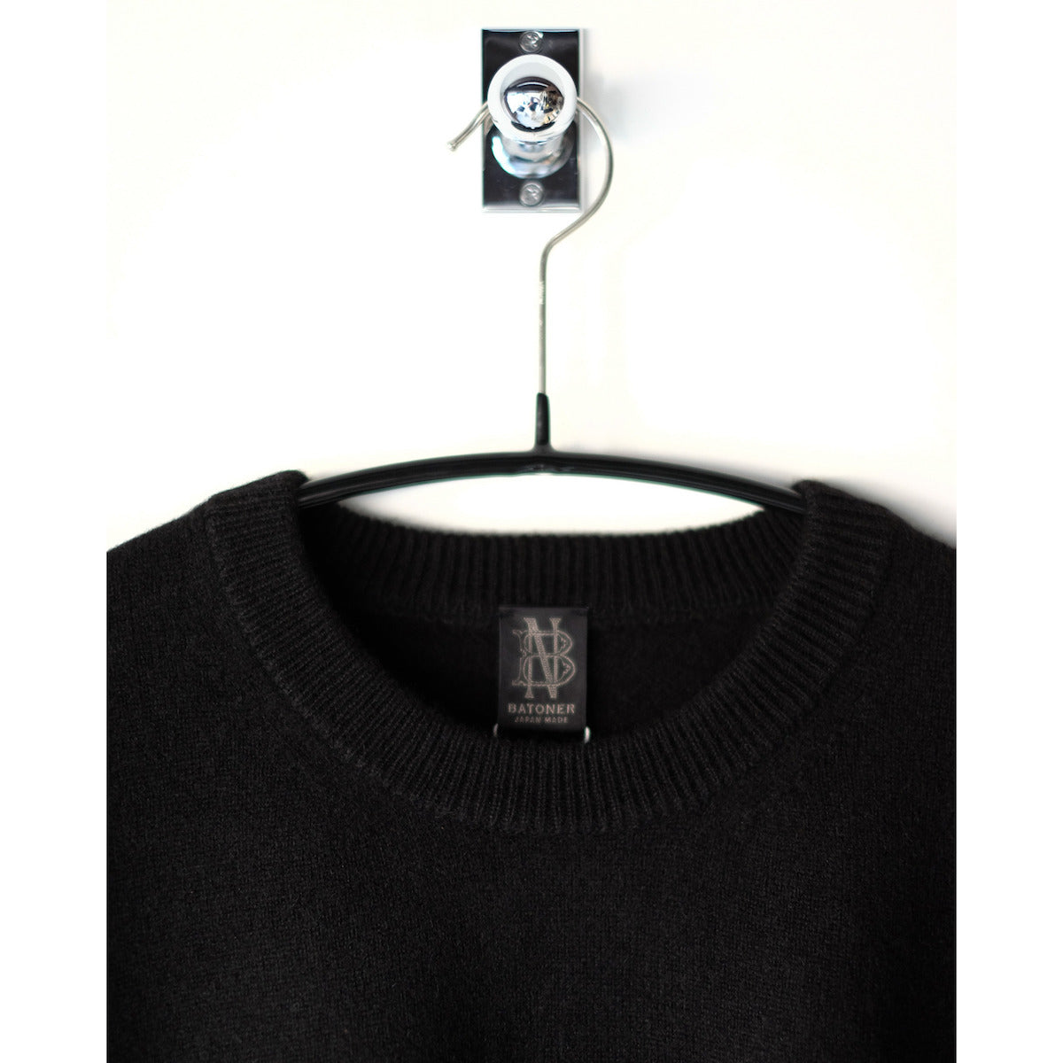 BATONER / Innocent Cashmere Crew Neck / SOLID BLACK