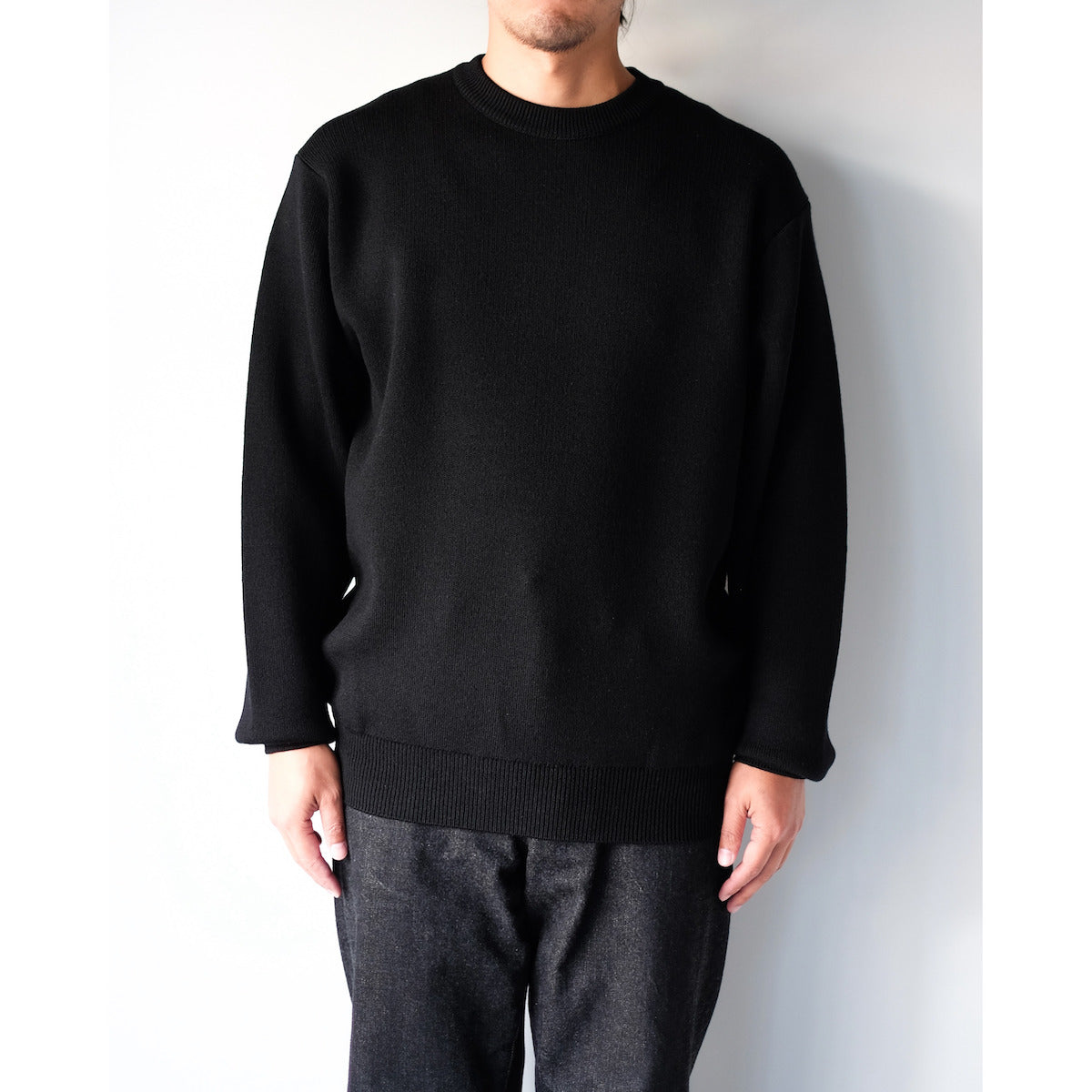BATONER / Solid Wool Smooth Crew Neck / BLACK