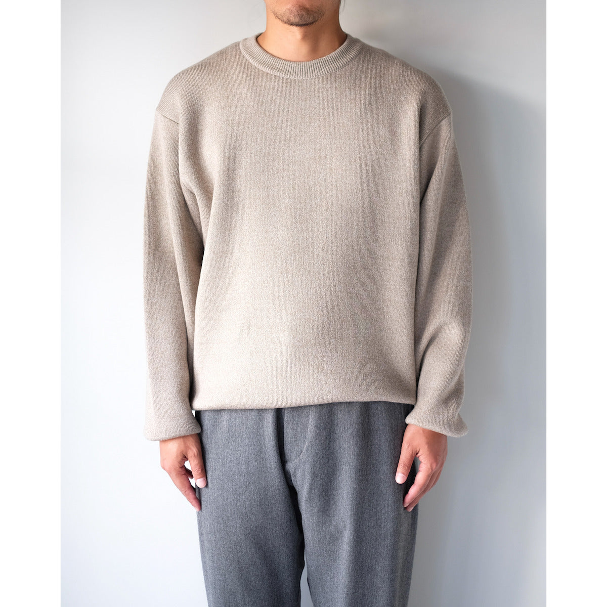 BATONER / Solid Wool Smooth Crew Neck / IVORY x BEIGE