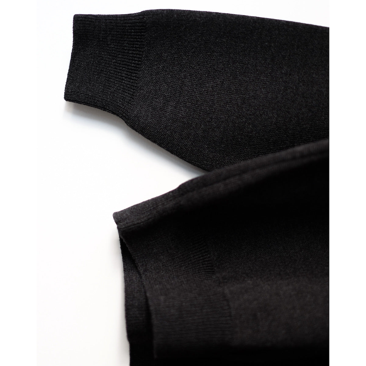 BATONER / Solid Wool Smooth Crew Neck / CHARCOAL