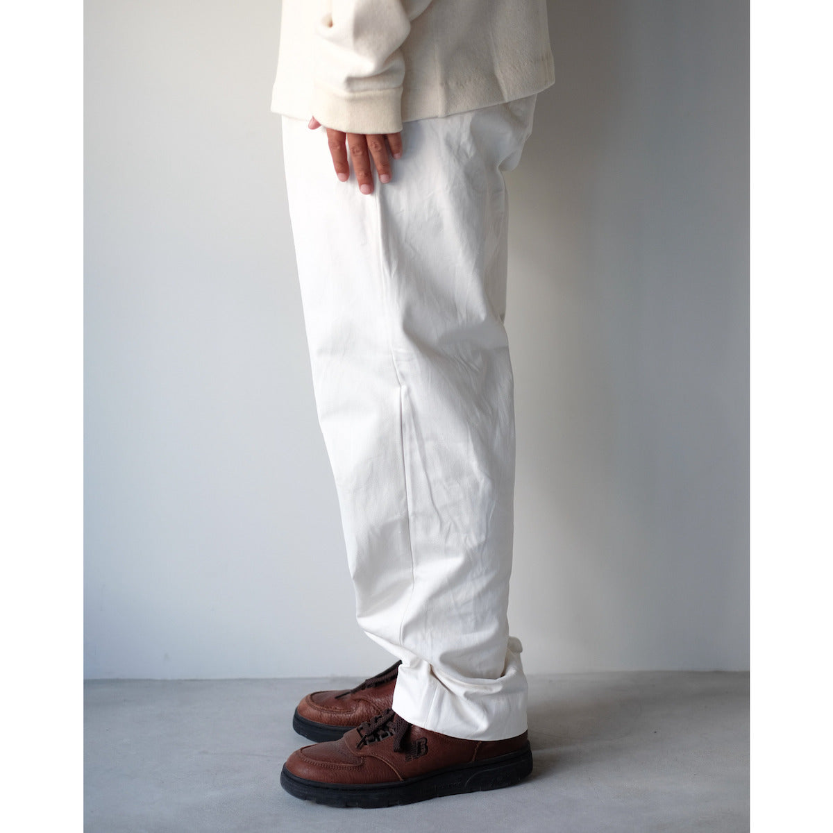 YAECA / Tuck Tapered Chino / WHITE