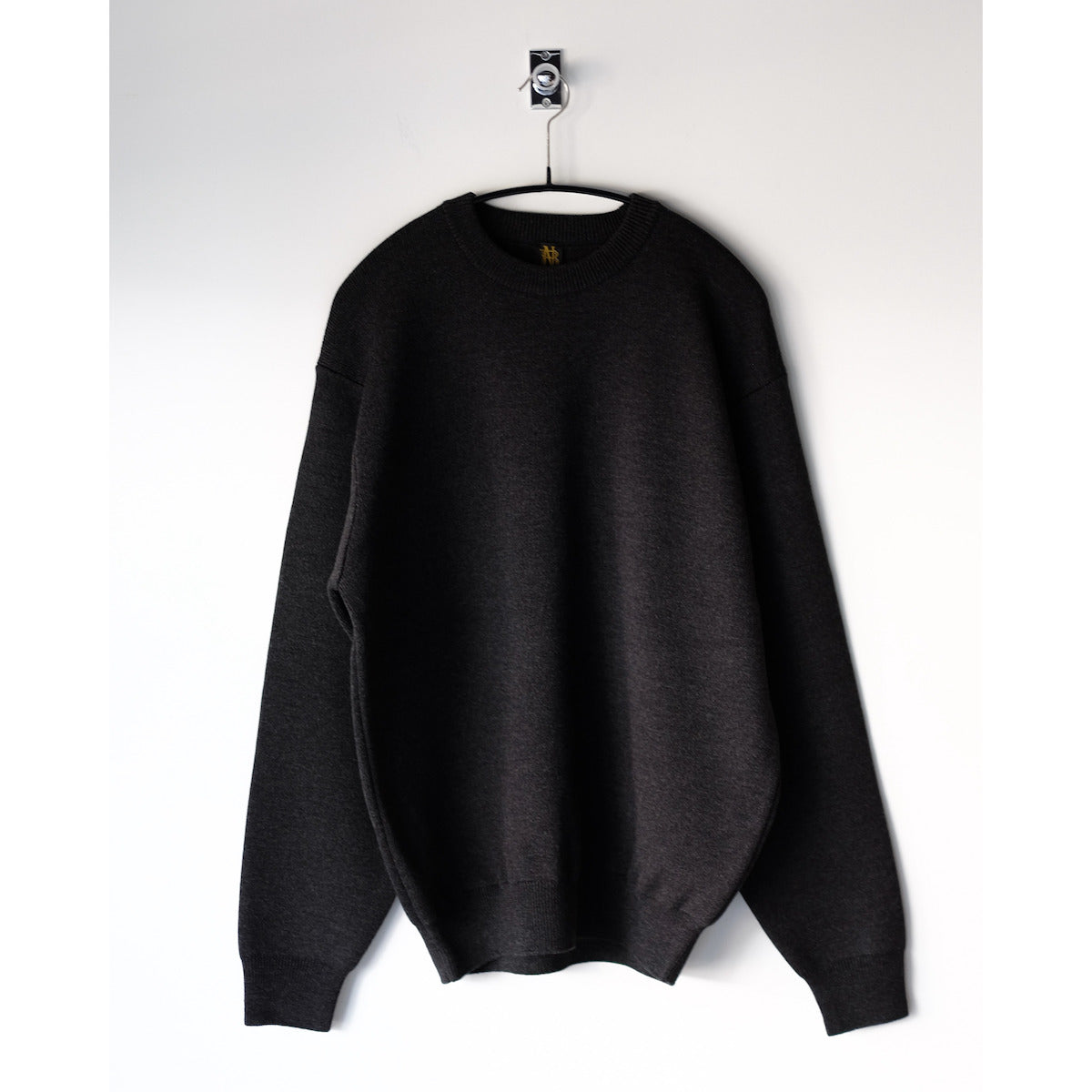 BATONER / Solid Wool Smooth Crew Neck / CHARCOAL