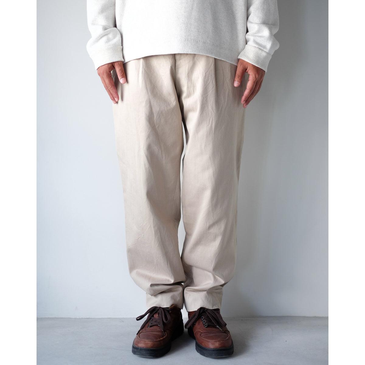 YAECA / Tuck Tapered Chino / BEIGE