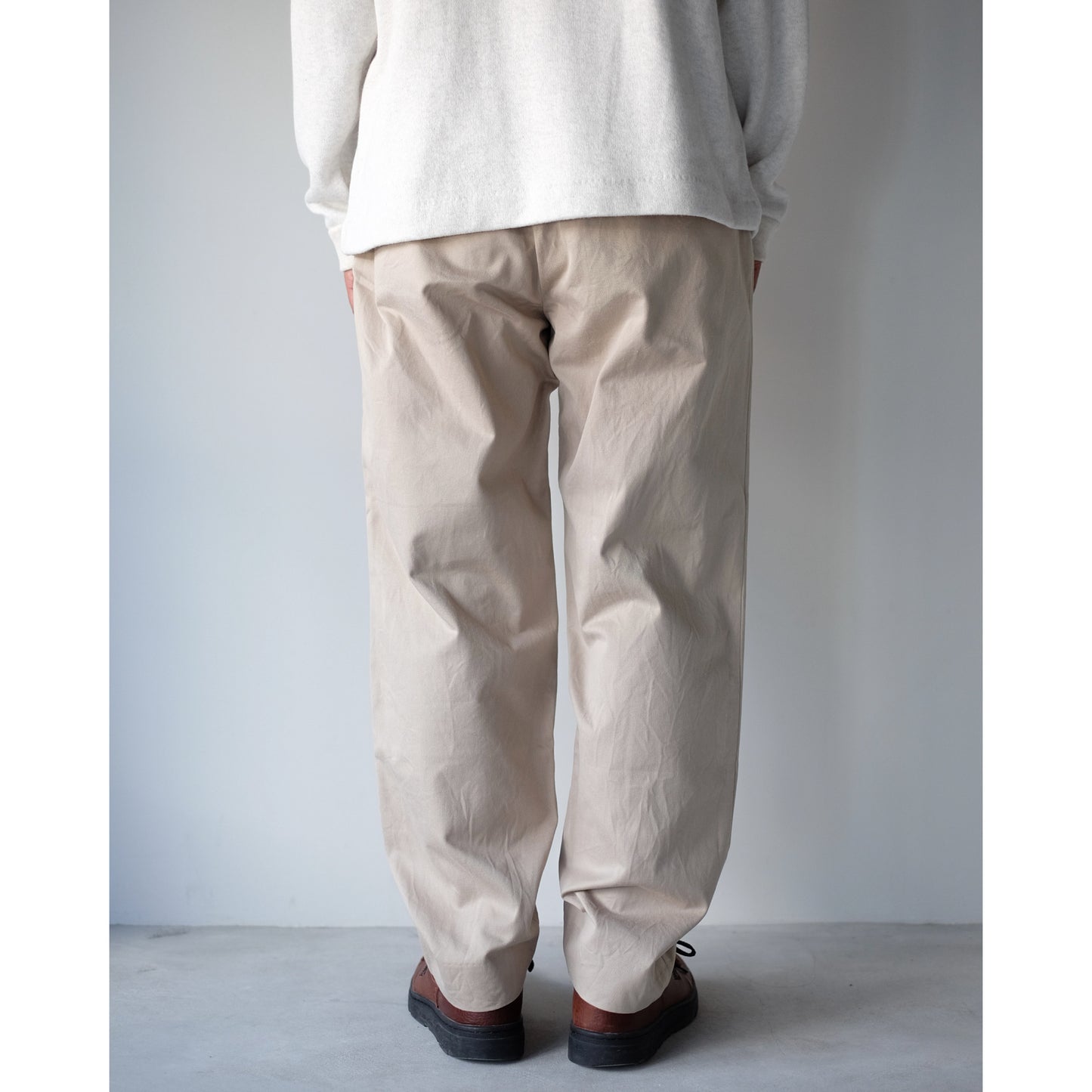 YAECA / Tuck Tapered Chino / BEIGE