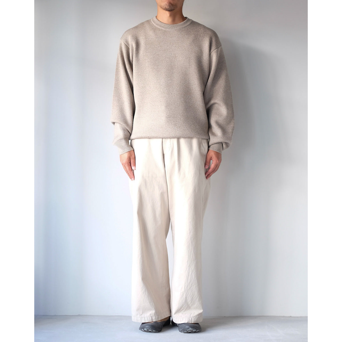 BATONER / Solid Wool Smooth Crew Neck / IVORY x BEIGE