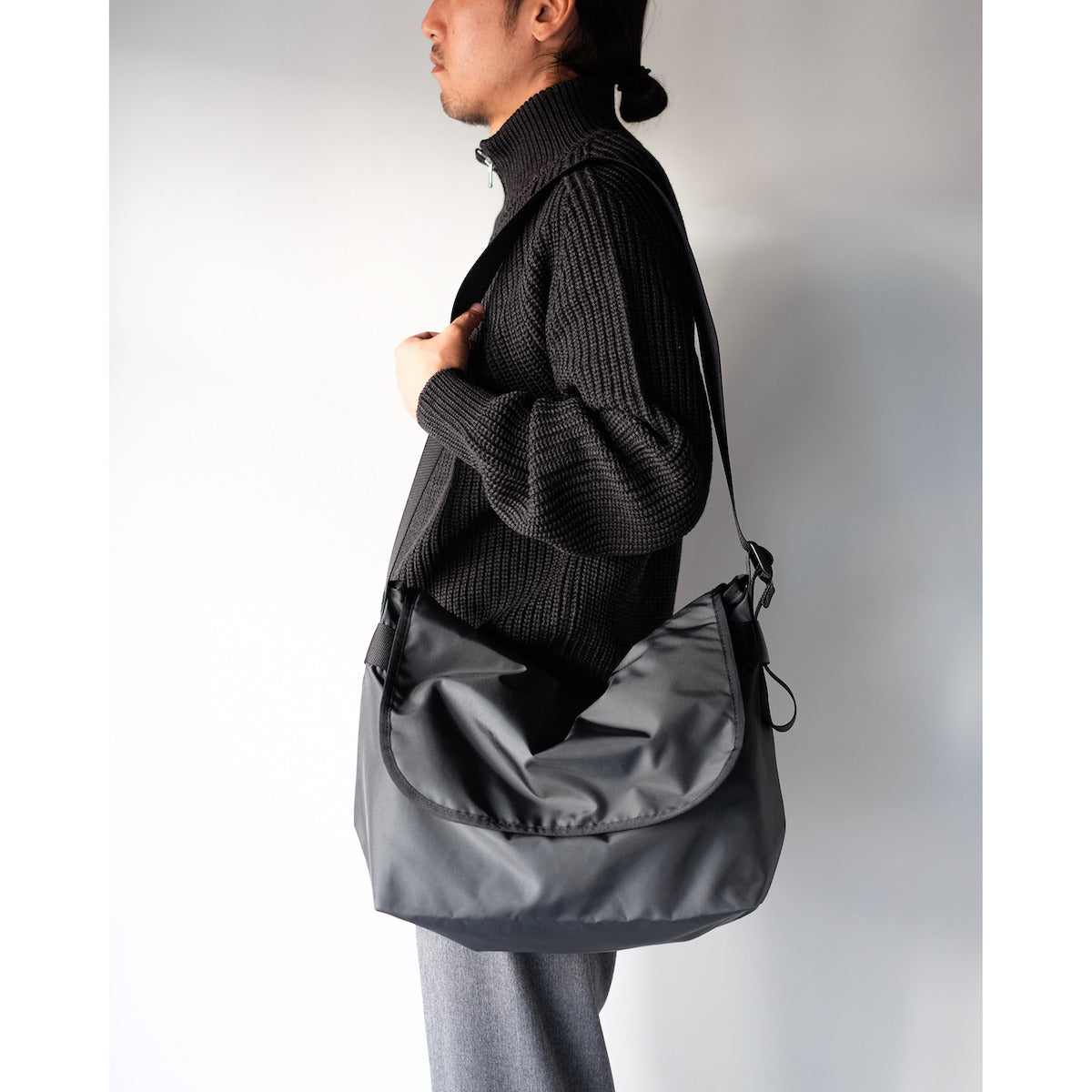 KaILI / Lazy Messenger Bag / CHARCOAL