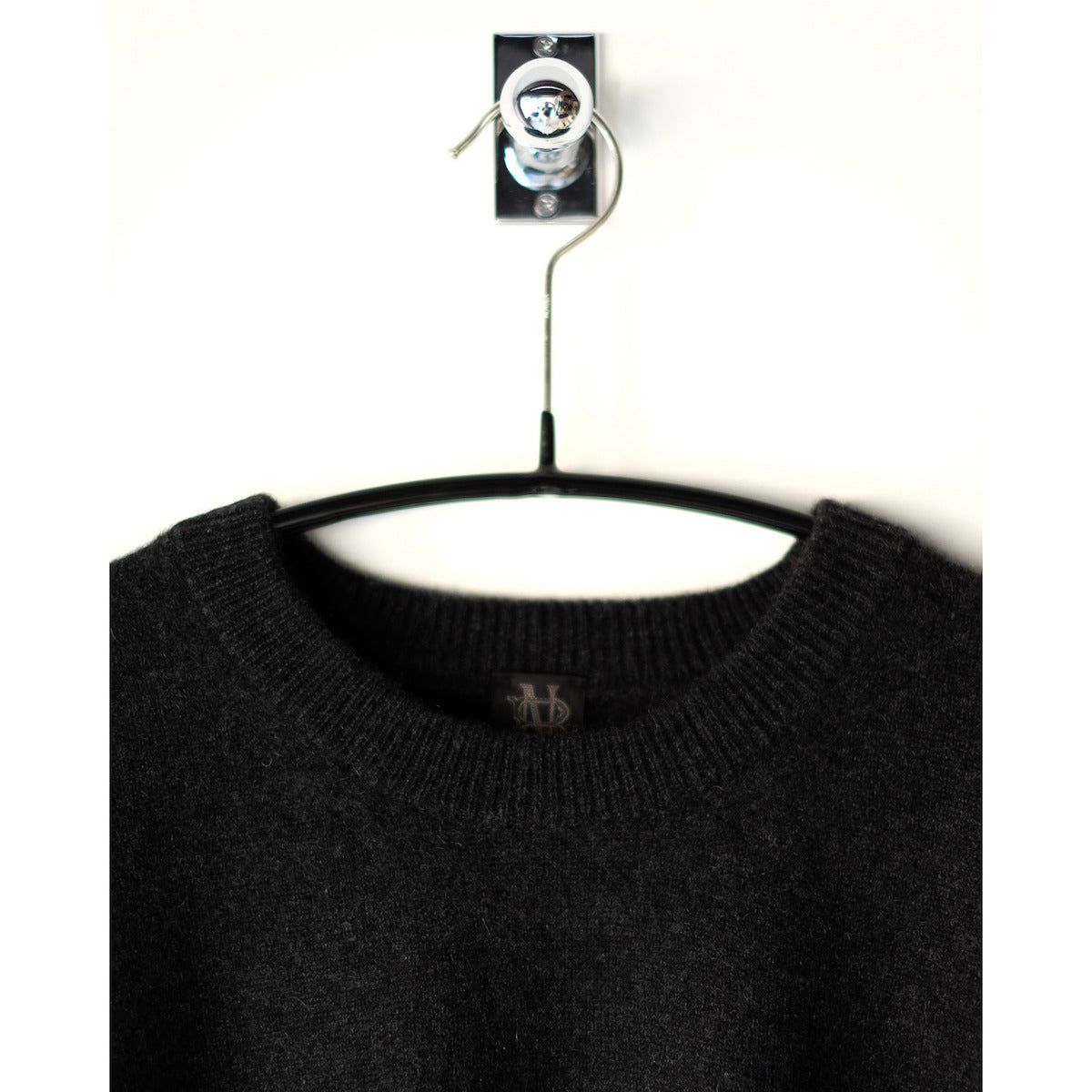 BATONER / Innocent Cashmere Crew Neck / MELANGE BLACK