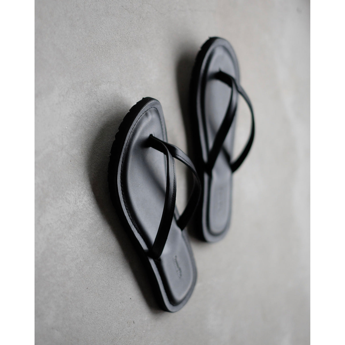 kamelia / Leather Beach Sandal / BLACK