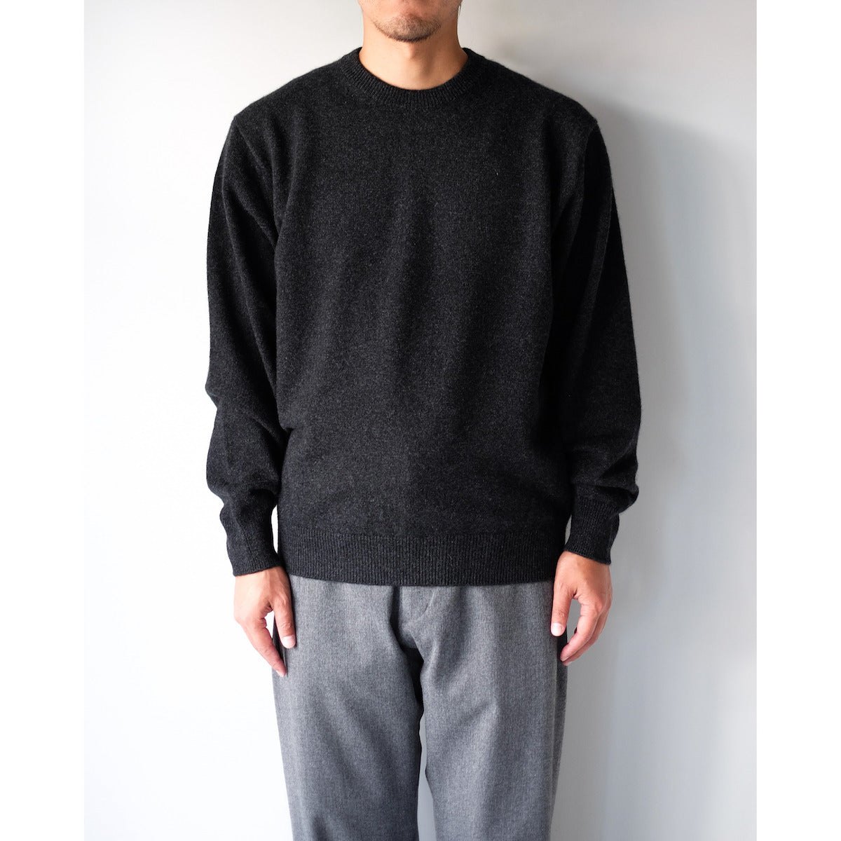 BATONER / Innocent Cashmere Crew Neck / MELANGE BLACK