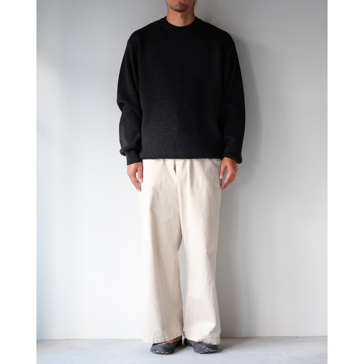 BATONER / Solid Wool Smooth Crew Neck / BLACK