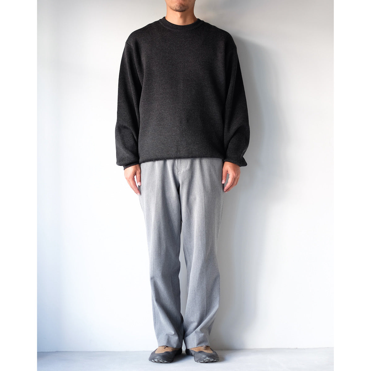 BATONER / Solid Wool Smooth Crew Neck / CHARCOAL