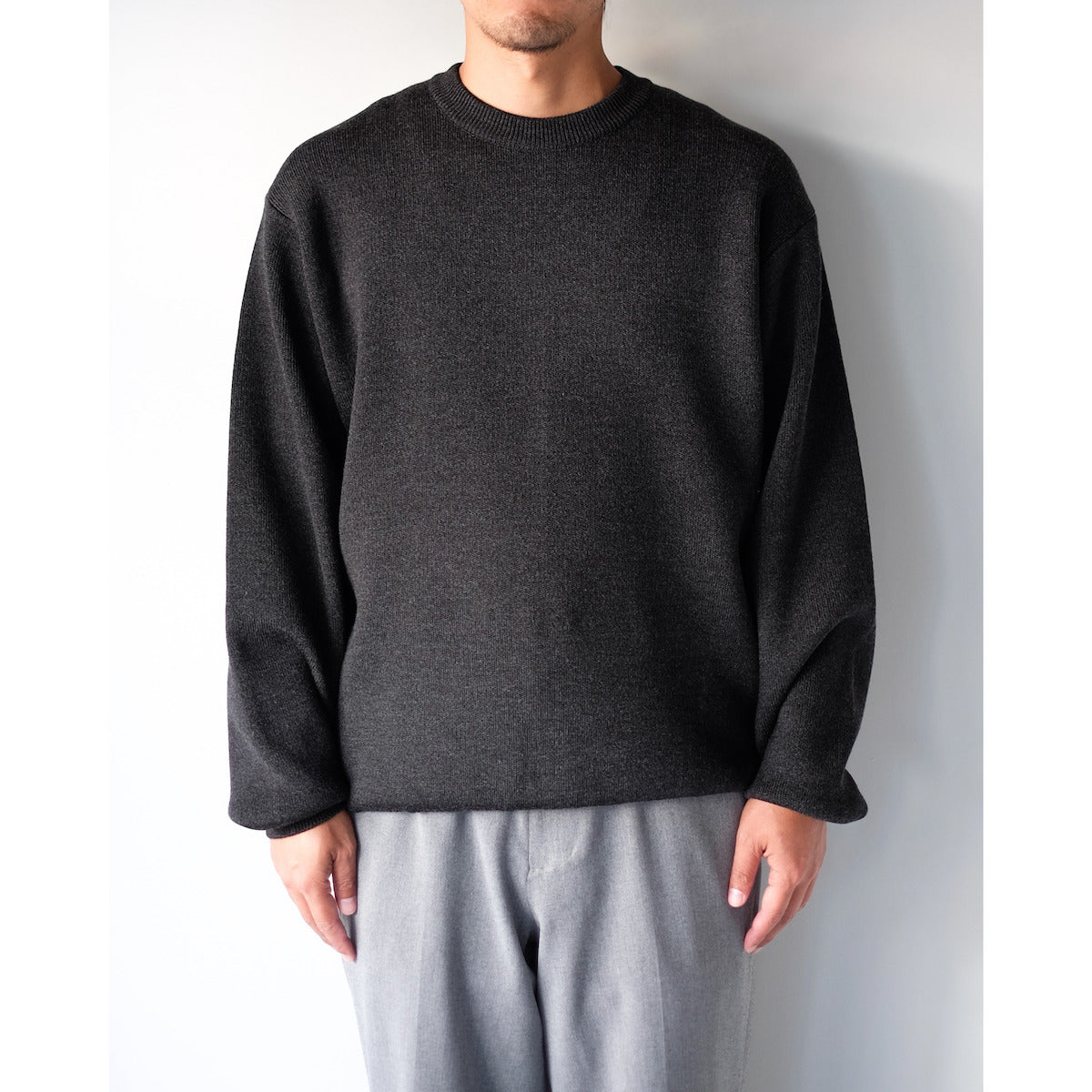 BATONER / Solid Wool Smooth Crew Neck / CHARCOAL