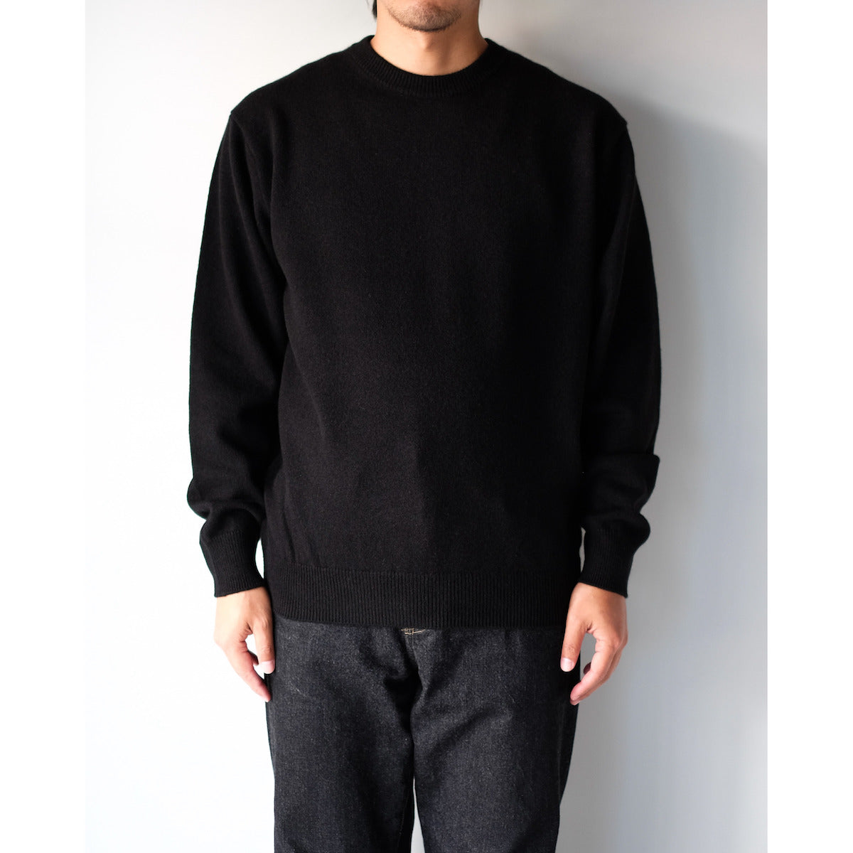 BATONER / Innocent Cashmere Crew Neck / SOLID BLACK