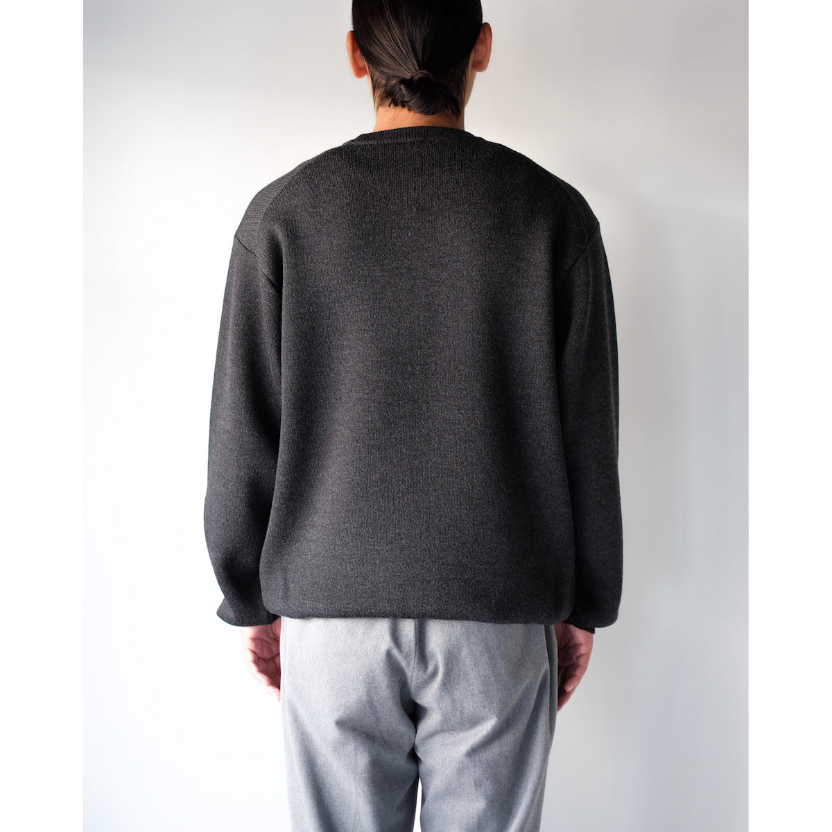 BATONER / Solid Wool Smooth Crew Neck / CHARCOAL