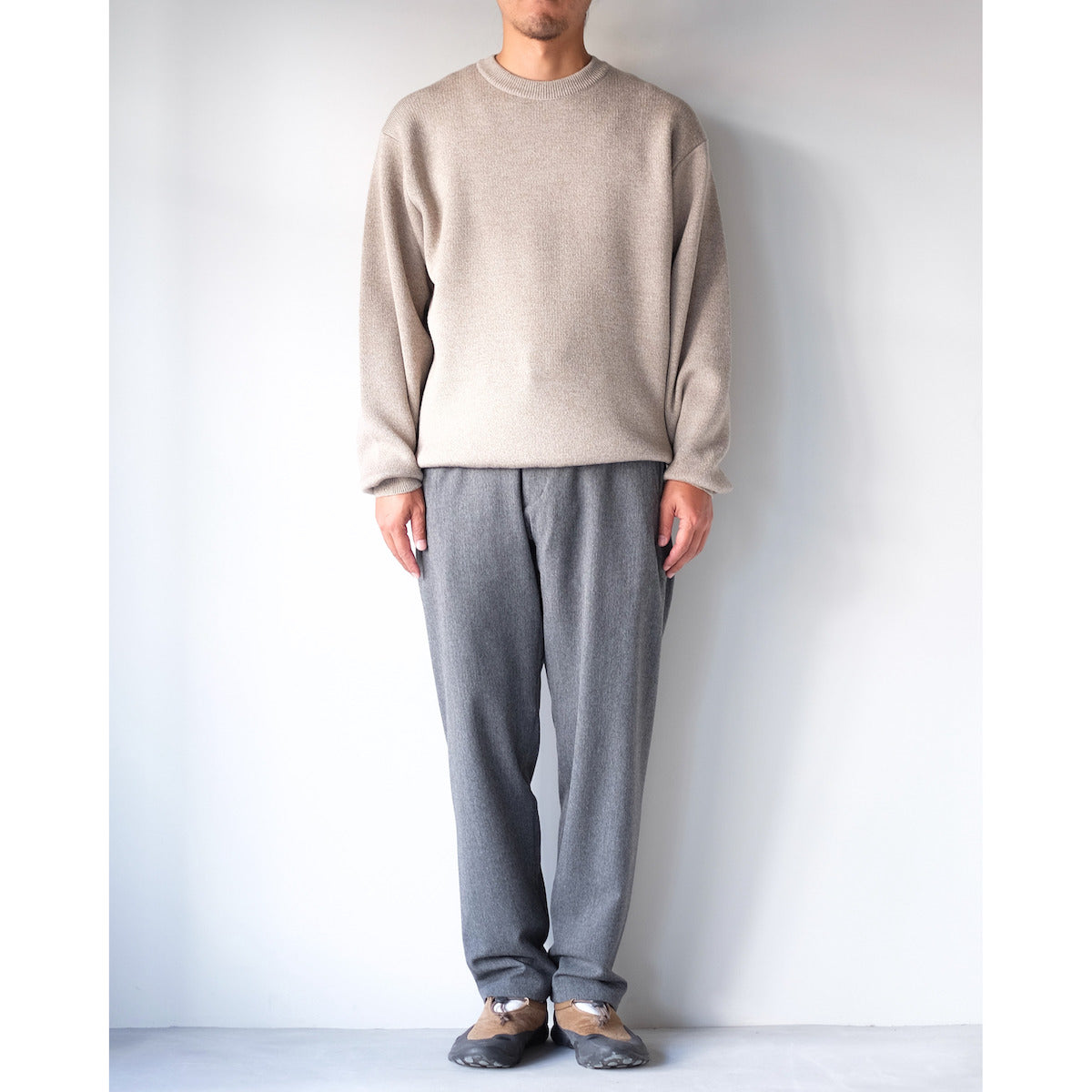 BATONER / Solid Wool Smooth Crew Neck / IVORY x BEIGE